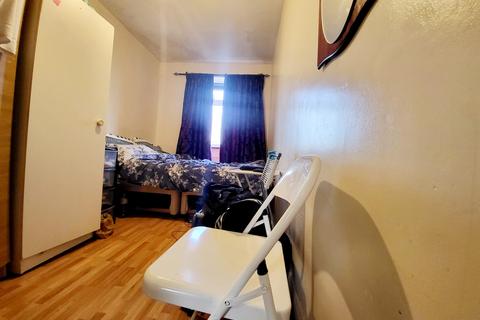 2 bedroom flat for sale, Faversham Court, Faversham Road, London, SE6 4XG