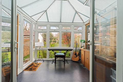 35 Derek Avenue, Wallington, SM6 7LA
