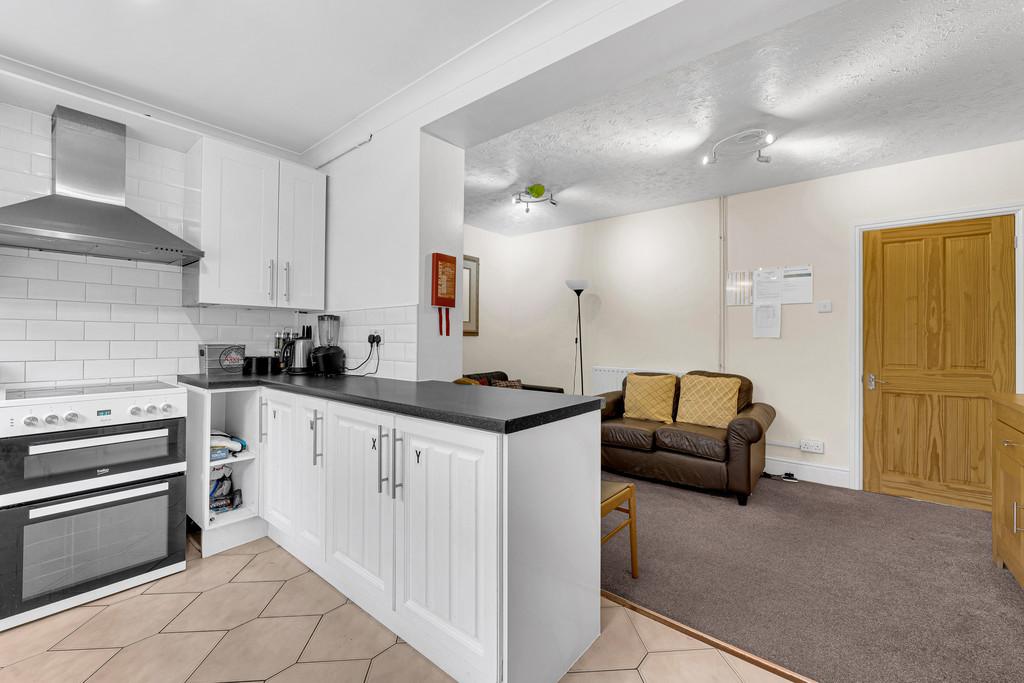 8 thompson avenue 44