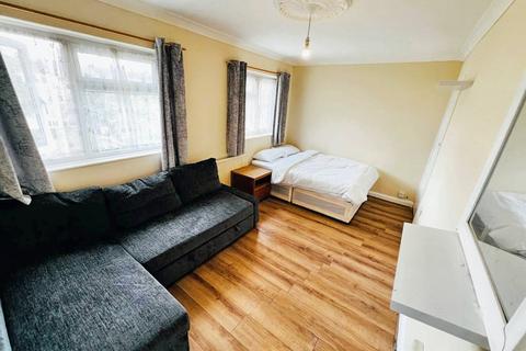 1 bedroom in a house share to rent, Broomcroft Avenue, Northolt UB5