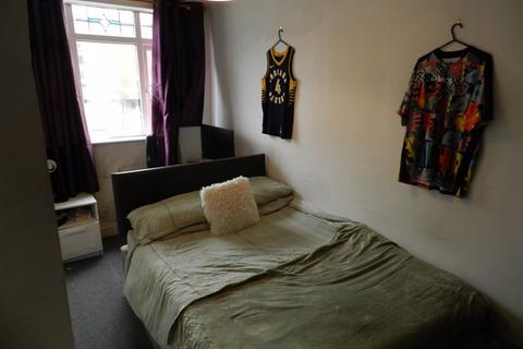 2 bedroom flat for sale, The Village Street, Leeds