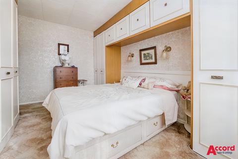 1 Nevis Close, Romford, RM1 4LS