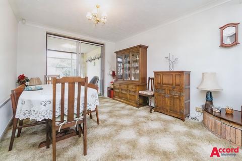 1 Nevis Close, Romford, RM1 4LS