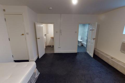 Studio to rent, Dirkhill Road BD7