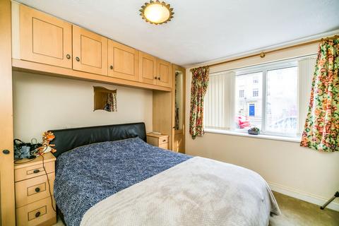 2 bedroom apartment to rent, Kings Oak Court, Queens Road
