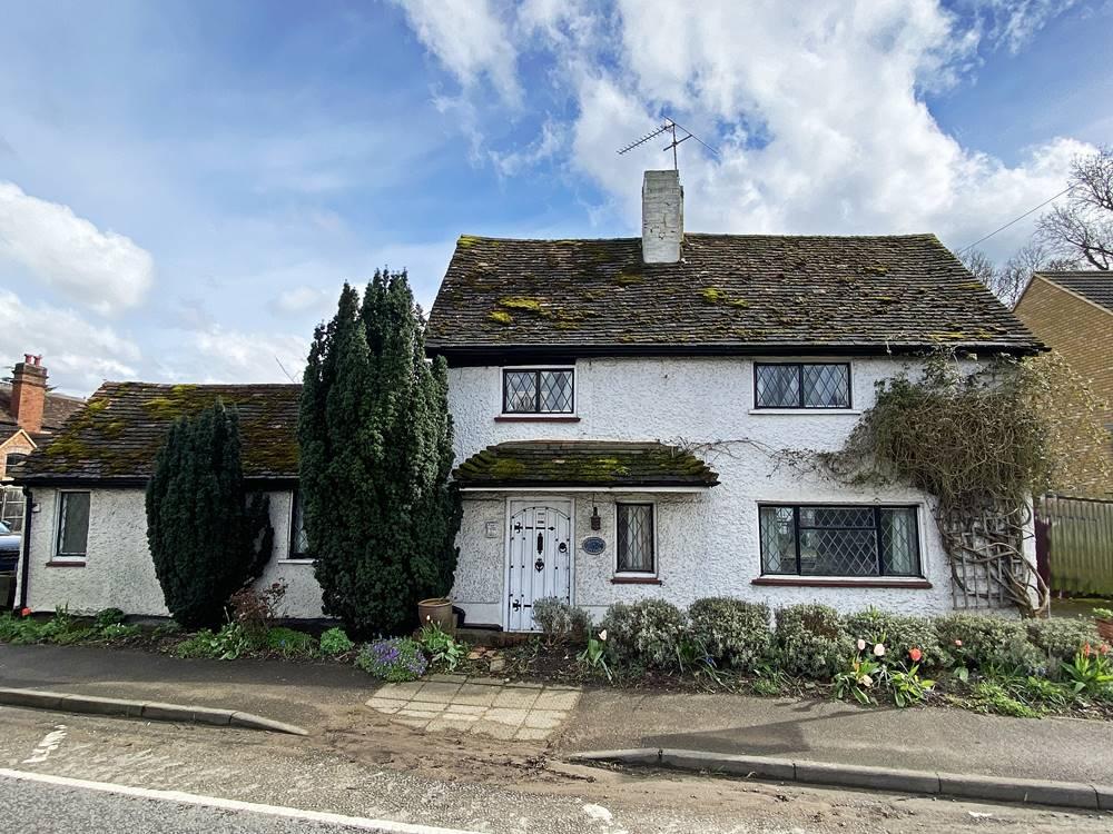 LITTLE MARLOW 3 bed detached house for sale £725,000