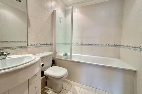 3 bedroom flat for sale, The Avenue, Beckenham, BR3