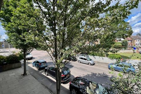 3 bedroom flat for sale, London E18