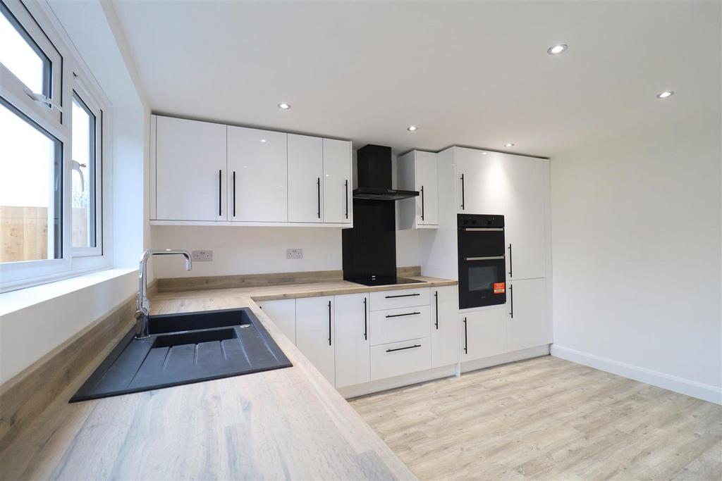 Marshalls Road, Braintree 3 bed detached house £1,800 pcm (£415 pw)