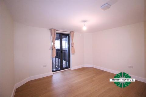 3 bedroom flat to rent, Charter House, High Road, Ilford