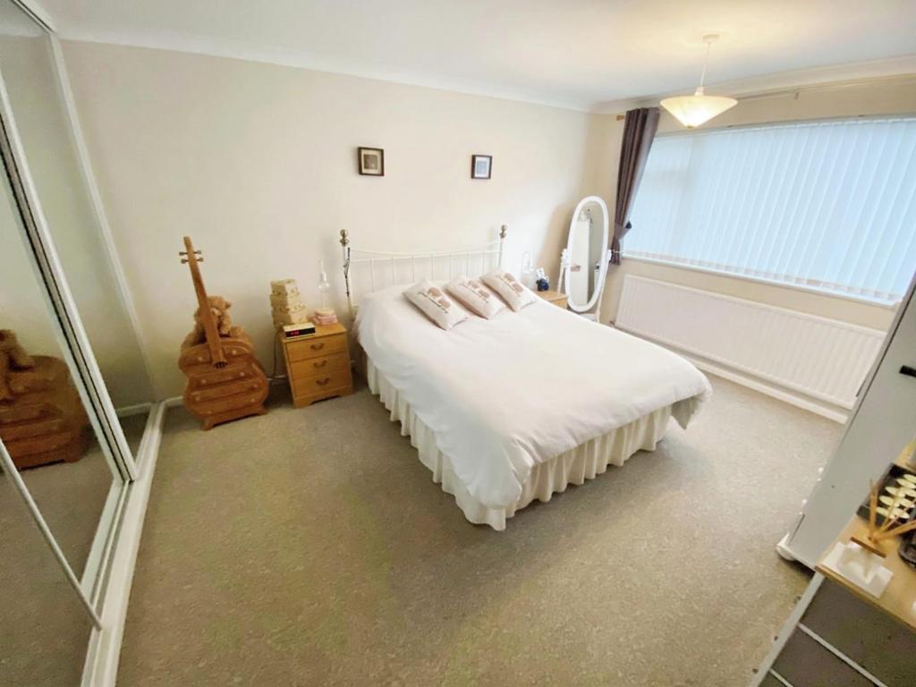7bf43eff-Bedroom 201.jpg