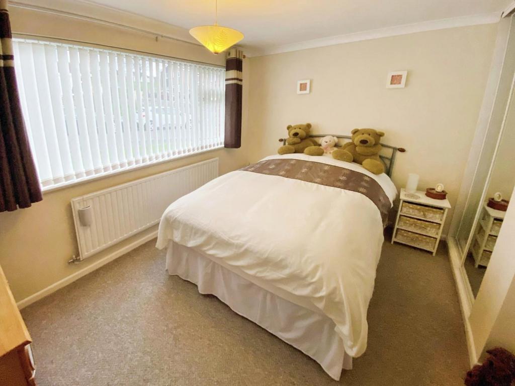 Ec693335-Bedroom 202.jpg