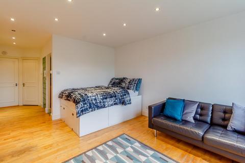 1 bedroom terraced house to rent, Salusbury Road, Queens Park