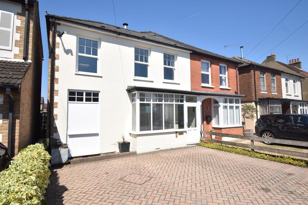 Molesey Road, Hersham, KT12 3 bed semidetached house for sale £567,000