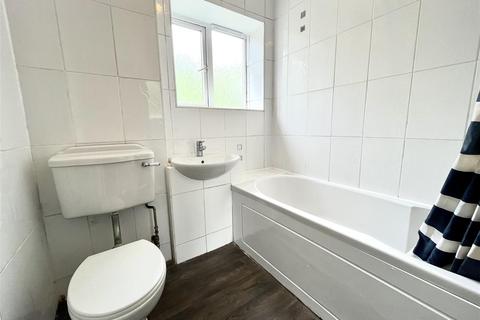 2 bedroom flat to rent, Kempe Road, Enfield