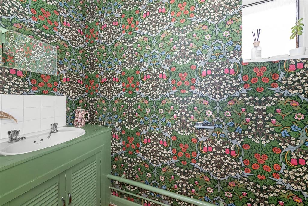 Ground floor cloakroom/wc