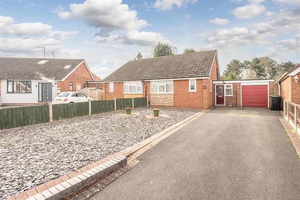 Fellows Avenue, Kingswinford, DY6 9ET 2 bed semidetached bungalow for sale £275,000