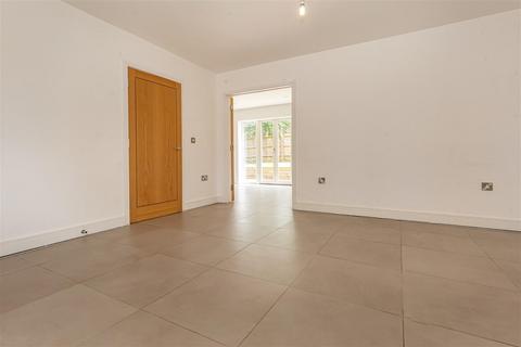 5 bedroom detached house to rent, Buckingham Road, Epping