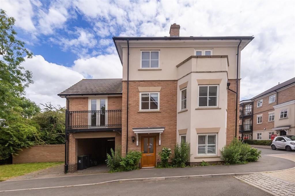 Buckingham Road, Epping 5 bed detached house £3,050 pcm (£704 pw)