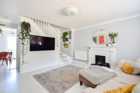 6 Becket Close, Hastings, TN34 3UE