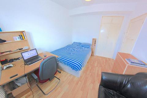 3 bedroom house to rent, Pinchin Street, London E1