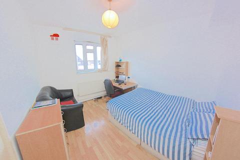 3 bedroom house to rent, Pinchin Street, London E1
