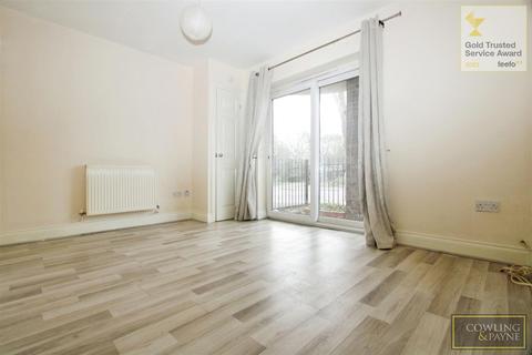 2 bedroom apartment to rent, High Road, Rayleigh
