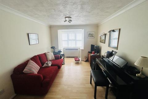 1 bedroom flat for sale, Snowdon Close, Eastbourne BN23