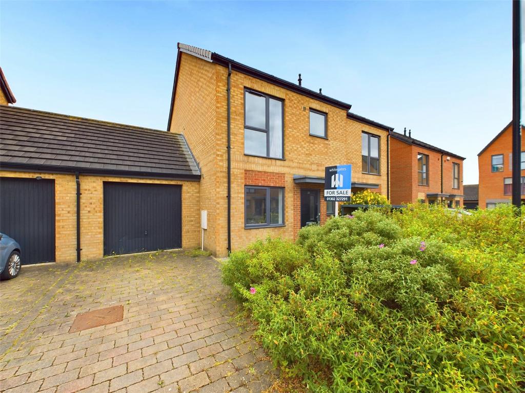Winscar Road, Lakeside, Doncaster, DN4 3 bed semidetached house for sale £230,000