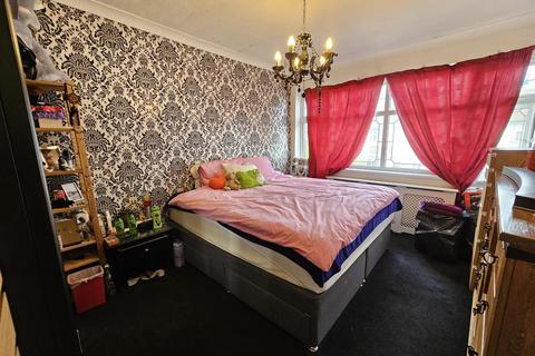 3 bedroom end of terrace house to rent, Temple Avenue, Essex RM8