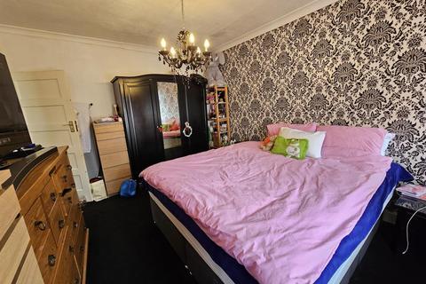 3 bedroom end of terrace house to rent, Temple Avenue, Essex RM8