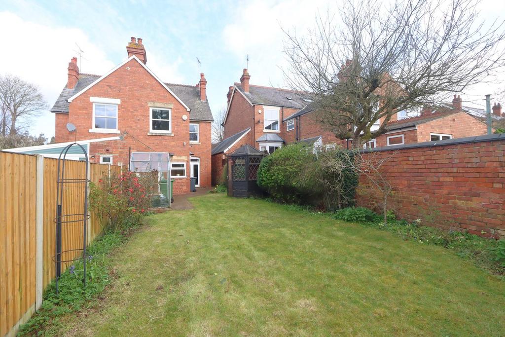 Hillgrove Crescent, Kidderminster, DY10 4 bed semidetached house for