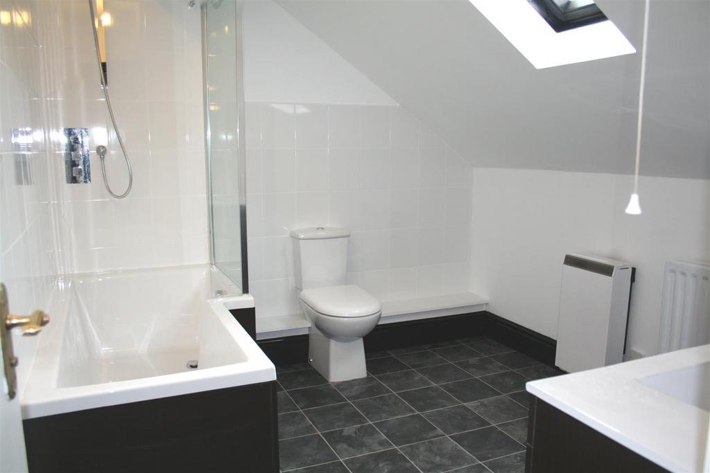 Summerfieldlodge,bathroom.JPG