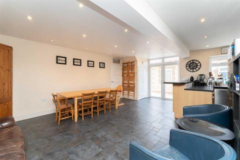 9 Chilham Close, Perivale, Greenford, UB6 8AR