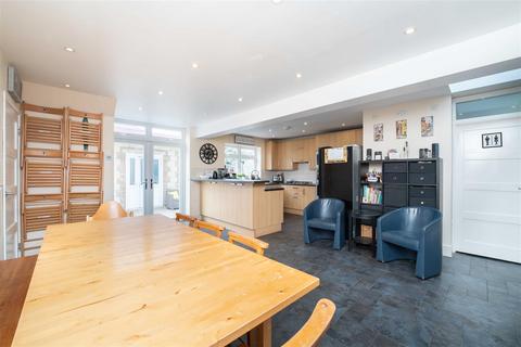 9 Chilham Close, Perivale, Greenford, UB6 8AR
