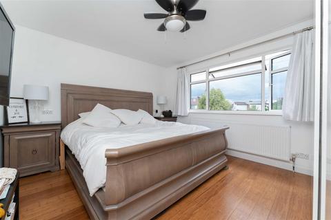 9 Chilham Close, Perivale, Greenford, UB6 8AR