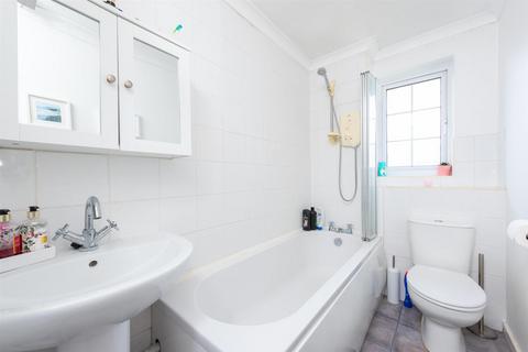 6 Alderwood, Chineham, Basingstoke, RG24 8TU