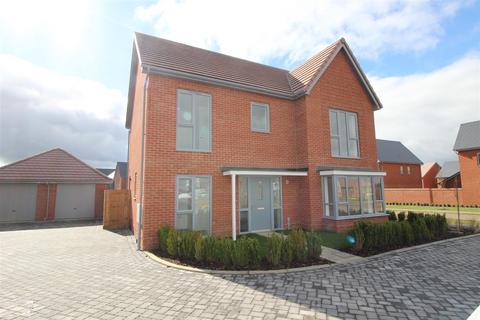 4 bedroom detached house to rent, Thimble Street, Cogg, Colchester