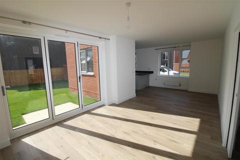 4 bedroom detached house to rent, Thimble Street, Cogg, Colchester