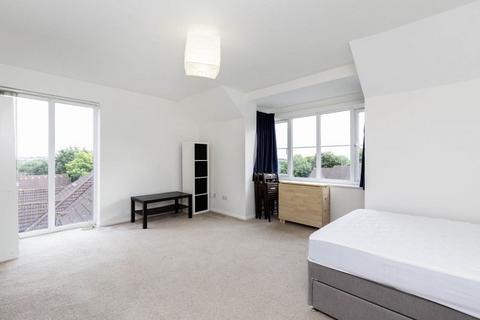 Studio to rent, NW9