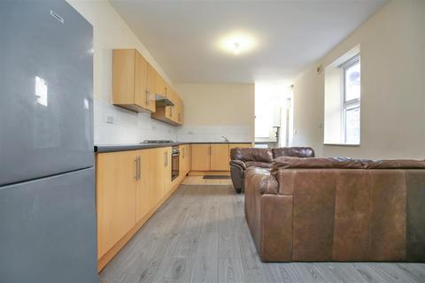 3 bedroom flat to rent, Brighton Grove, Newcastle Upon Tyne NE4