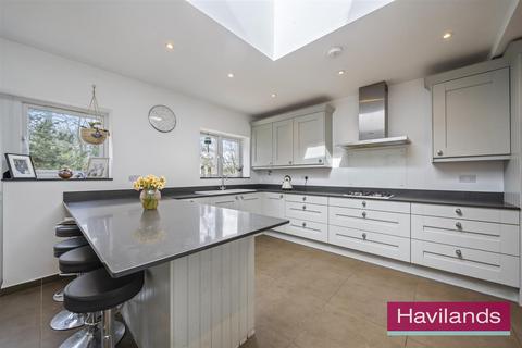 4 bedroom semi-detached house for sale, Uplands Way, London