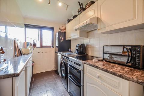 2 bedroom flat for sale, Queens Court, Queens Avenue, Leigh-On-Sea SS9