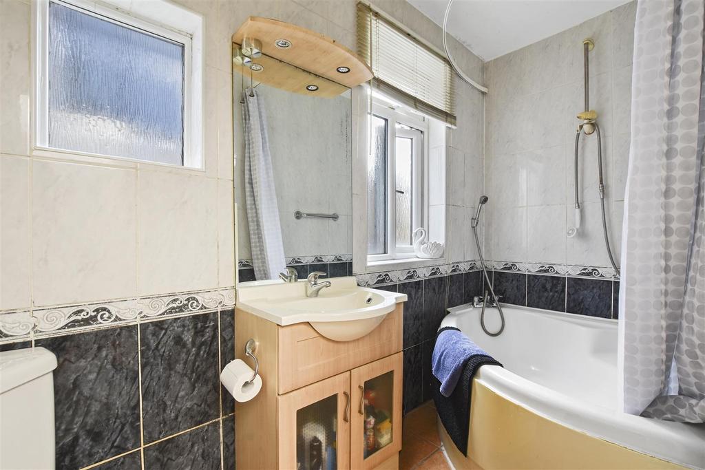 01-2262 GCWT - FFF 37 Earlsmead Road - Bathroom -Or