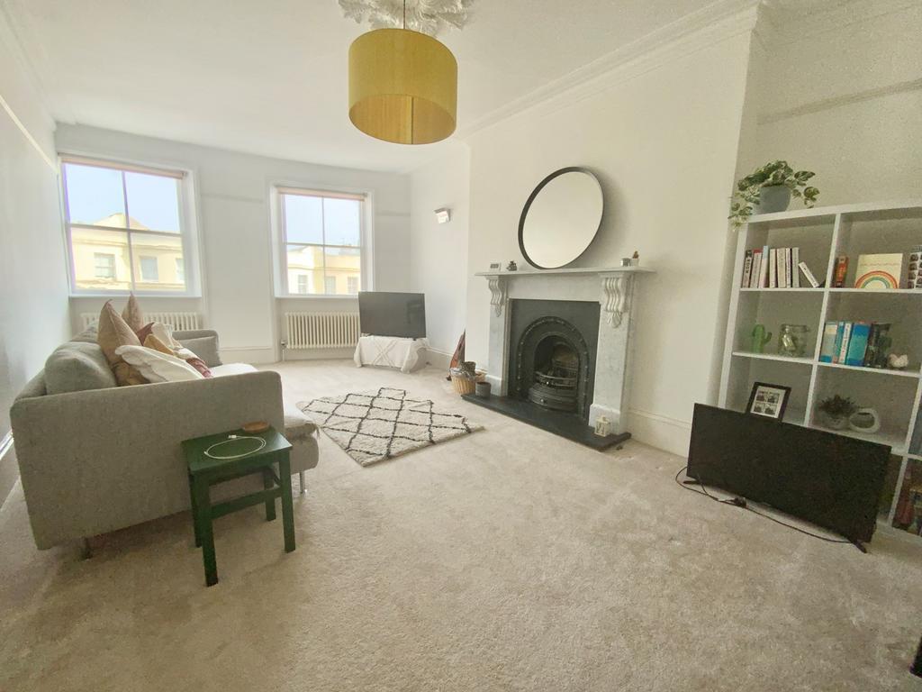 Brunswick Place, Hove, BN3 2 bed flat to rent £1,650 pcm (£381 pw)