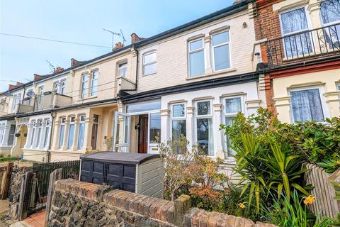 3 bedroom terraced house for sale - RIVIERA DRIVE, Southend-On-Sea