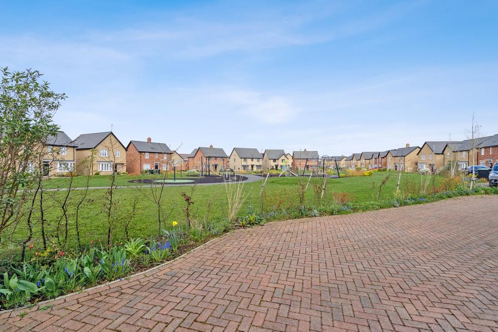 Gale Drive, Biggleswade, SG18 4 bed detached house for sale £550,000