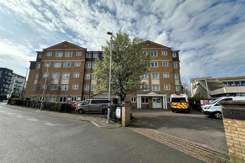 2 bedroom apartment for sale, Felbridge Court, Feltham