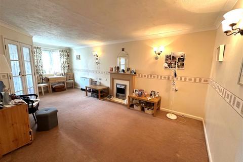 2 bedroom apartment for sale, Felbridge Court, Feltham