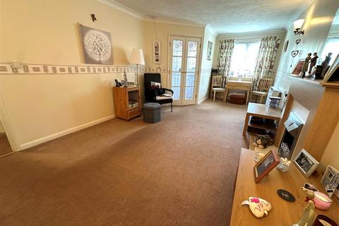 2 bedroom apartment for sale, Felbridge Court, Feltham